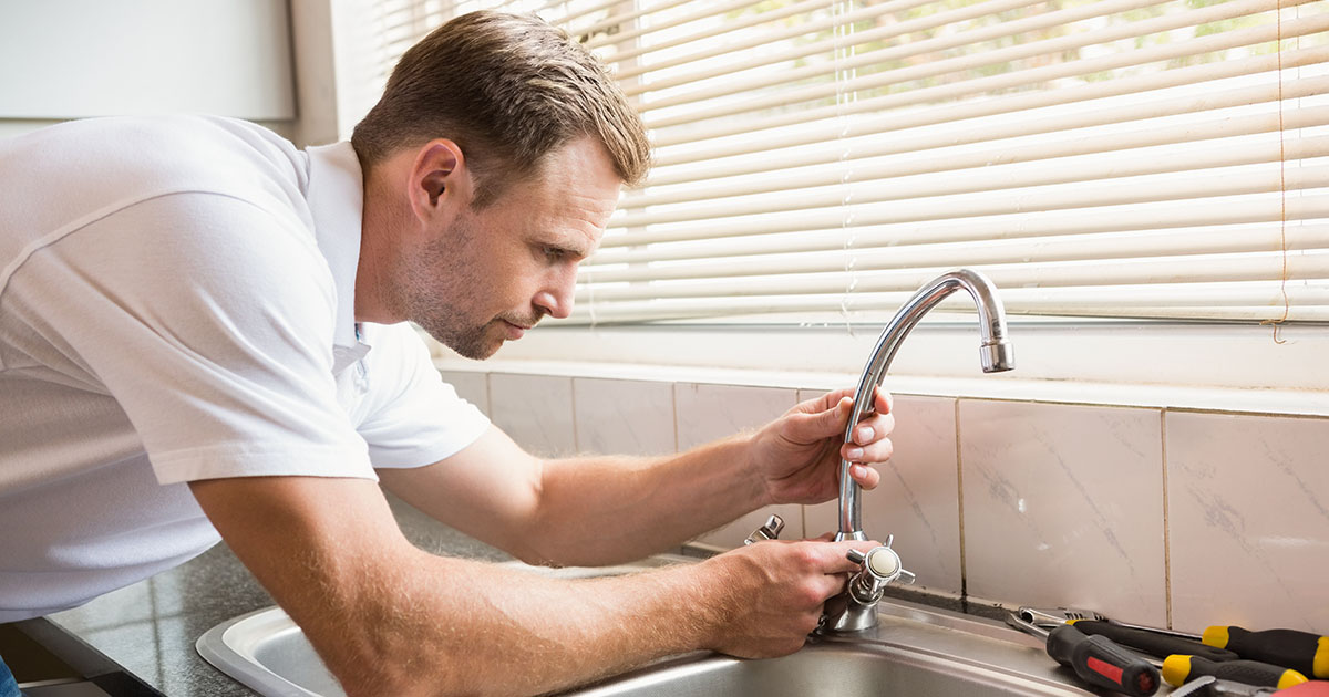 „Czy mogę posprzątać twój dom w zamian za talerz jedzenia?” – ale kiedy milioner ją zobaczył, oniemiał.