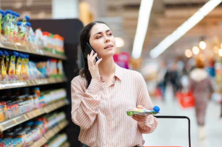 Arogancka klientka skrytykowała mnie przy kasie, ale wkrótce otrzymała nieoczekiwaną lekcję uprzejmości.