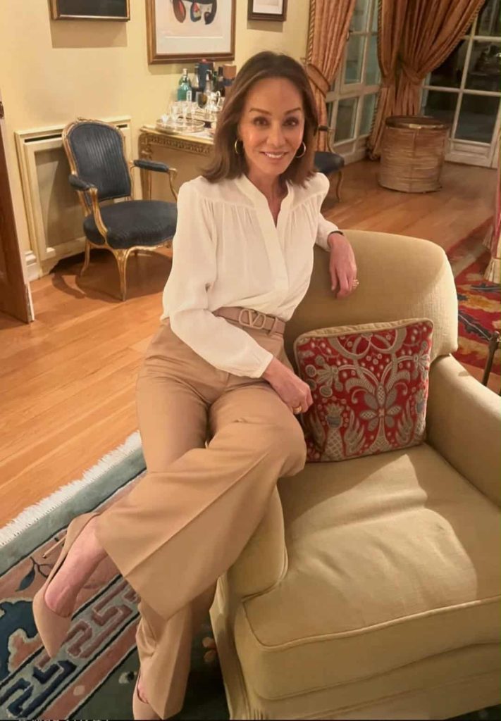 74-letnia matka Iglesiasa pojawiła się publicznie w czerwonej sukience z odkrytymi ramionami i trzeba to zobaczyć.