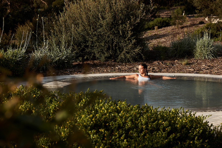 Dowiedziałam się, że moi sąsiedzi potajemnie korzystali z mojego jacuzzi przez cały rok – dałam im lekcję, której nie zapomną.