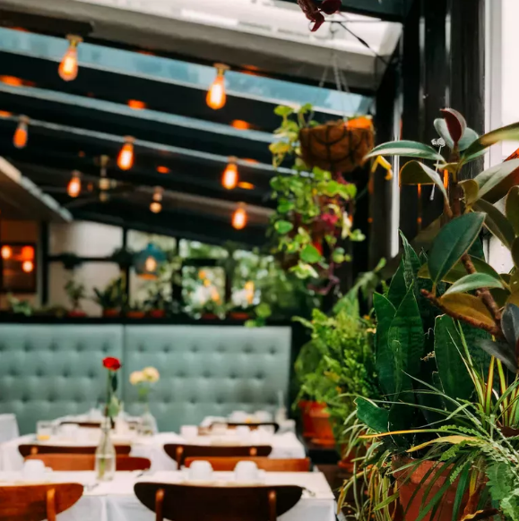 KOBIETA OBRAZIŁA MNIE W RESTAURACJI, NIE WIEDZĄC, ŻE JESTEM MATKĄ JEJ CHŁOPAKA.