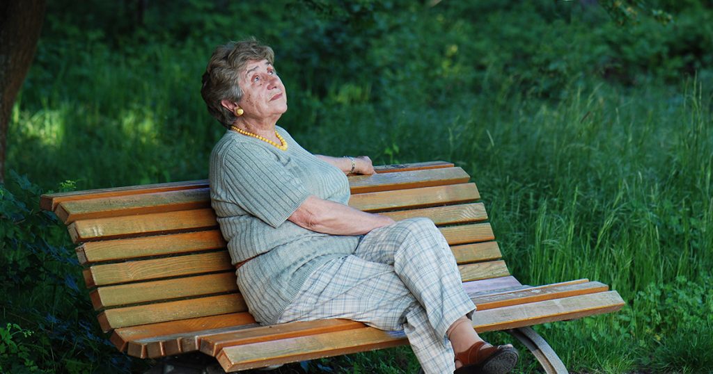 Nazywam się Daphne. Mam 78 lat. Mieszkam w małym ceglanym domku w Leeds w Anglii wraz z mężem Tomem. Od trzech lat jest on chory.