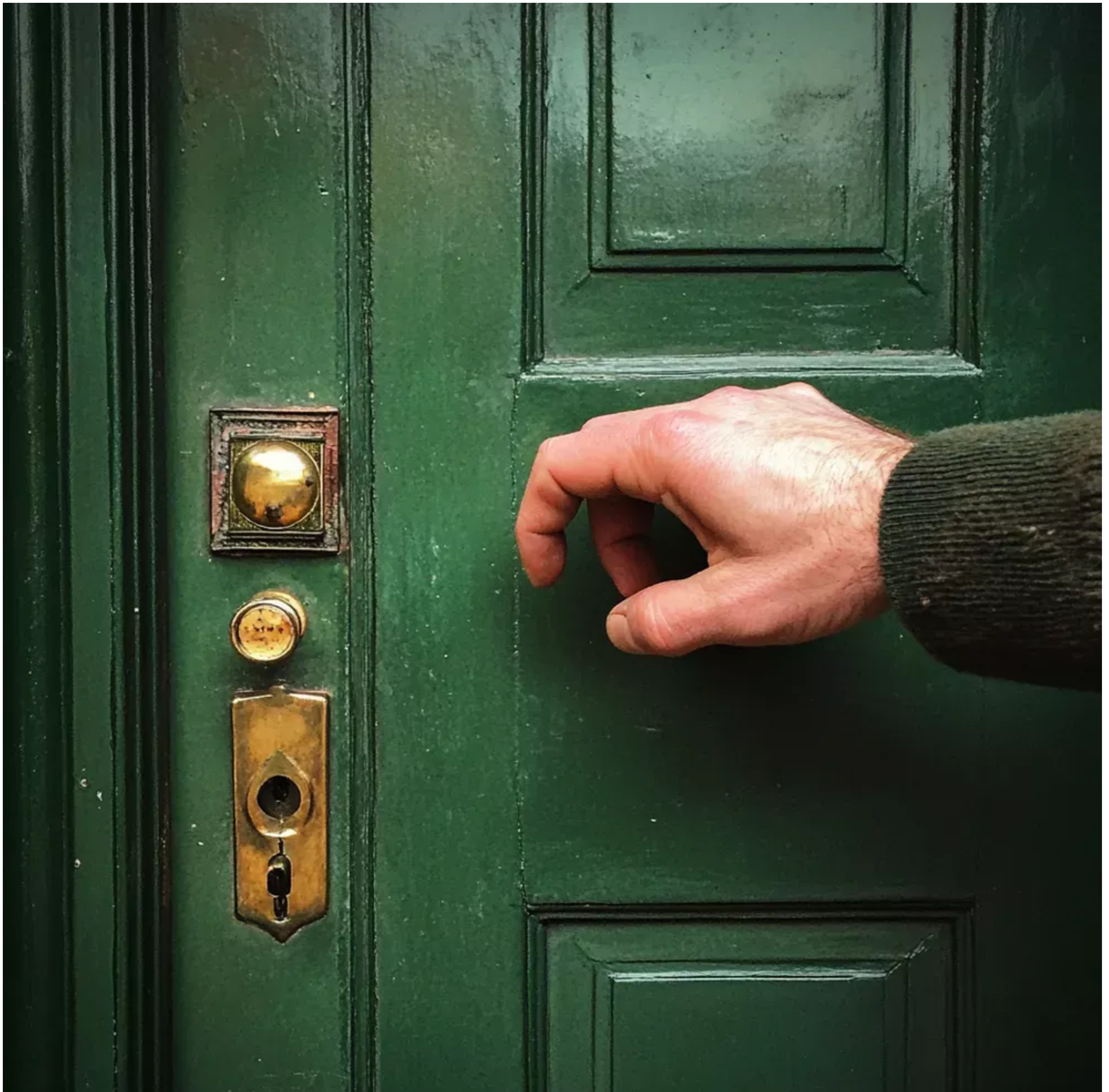 Człowiek, którego uratowałem podczas burzy 20 lat temu, zapukał wczoraj do moich drzwi.