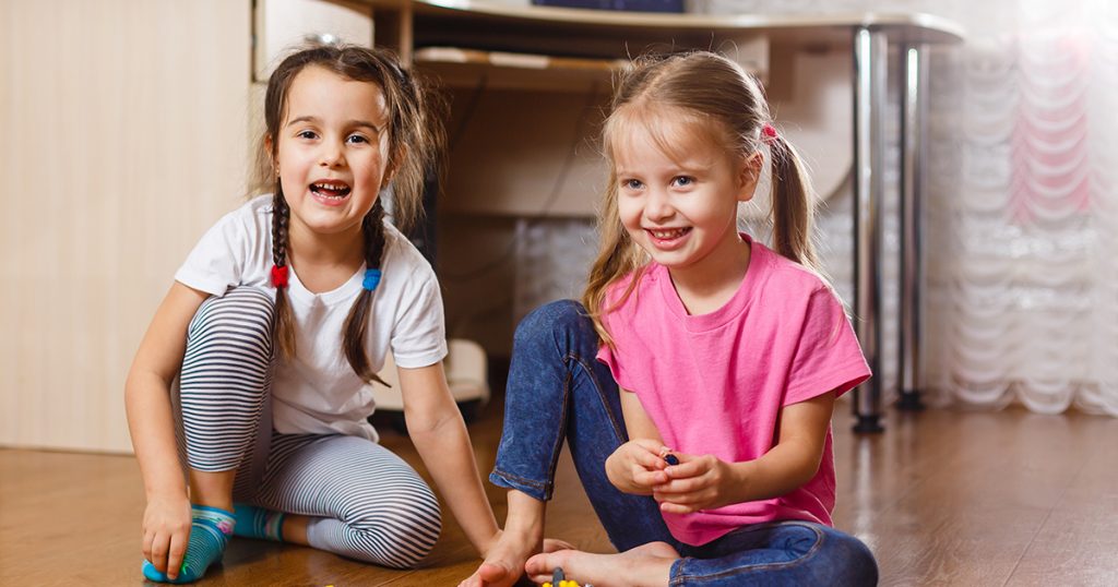 W dniu moich urodzin, kiedy telefony jej dzieci wylądowały w basenie, moja synowa nalegała, żebym je wymieniła, dopóki mój sąsiad nie interweniował i nie dał jej lekcji.