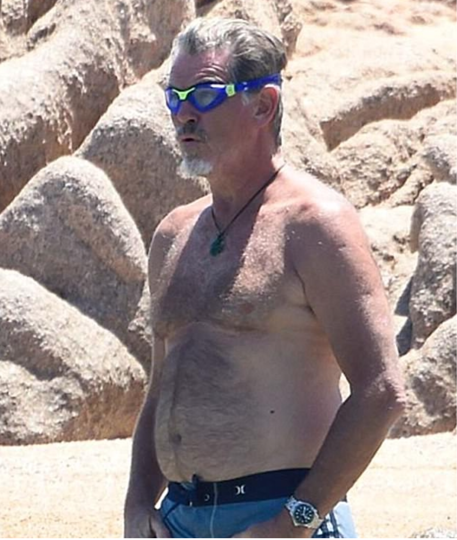 I w wieku 64 lat wygląda elegancko.