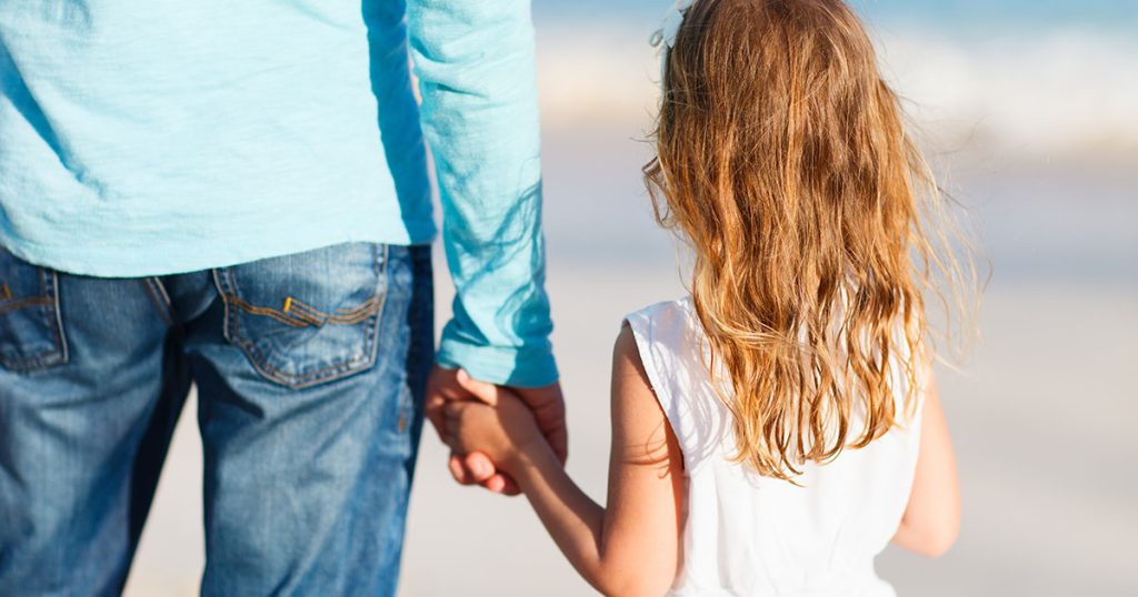 „Tato, ta kelnerka wygląda dokładnie jak mama!” – Milioner odwrócił się i zamarł… Jego żona nie żyła!