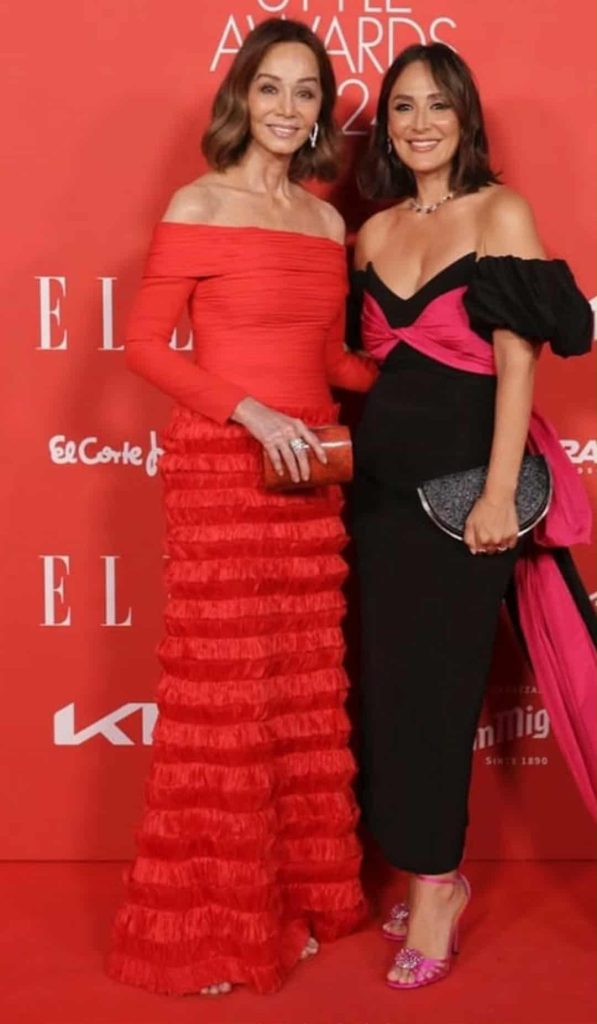 74-letnia matka Iglesiasa pojawiła się publicznie w czerwonej sukience z odkrytymi ramionami i trzeba to zobaczyć.