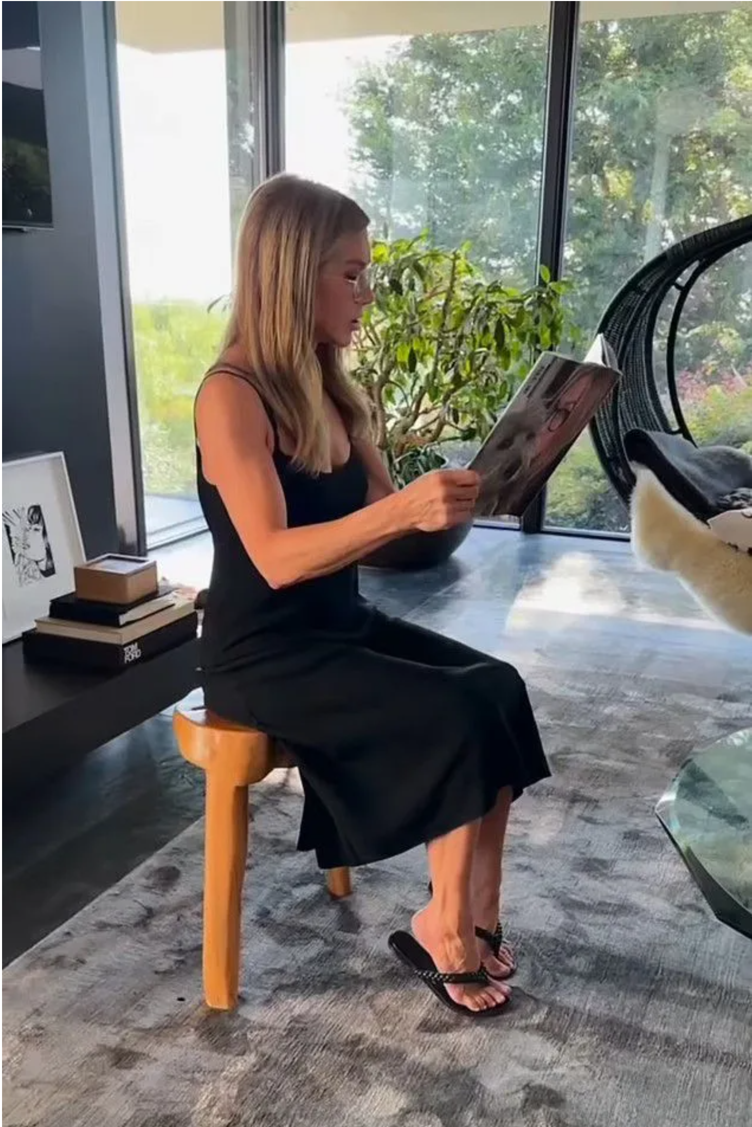 Jennifer Aniston wygląda na zrelaksowaną i naturalną na zdjęciach przypadkowo opublikowanych na Facebooku przez jej przyjaciela. Chociaż zostały one usunięte wkrótce po publikacji, fani szybko zauważyli niezwykły szczegół w wyglądzie aktorki.