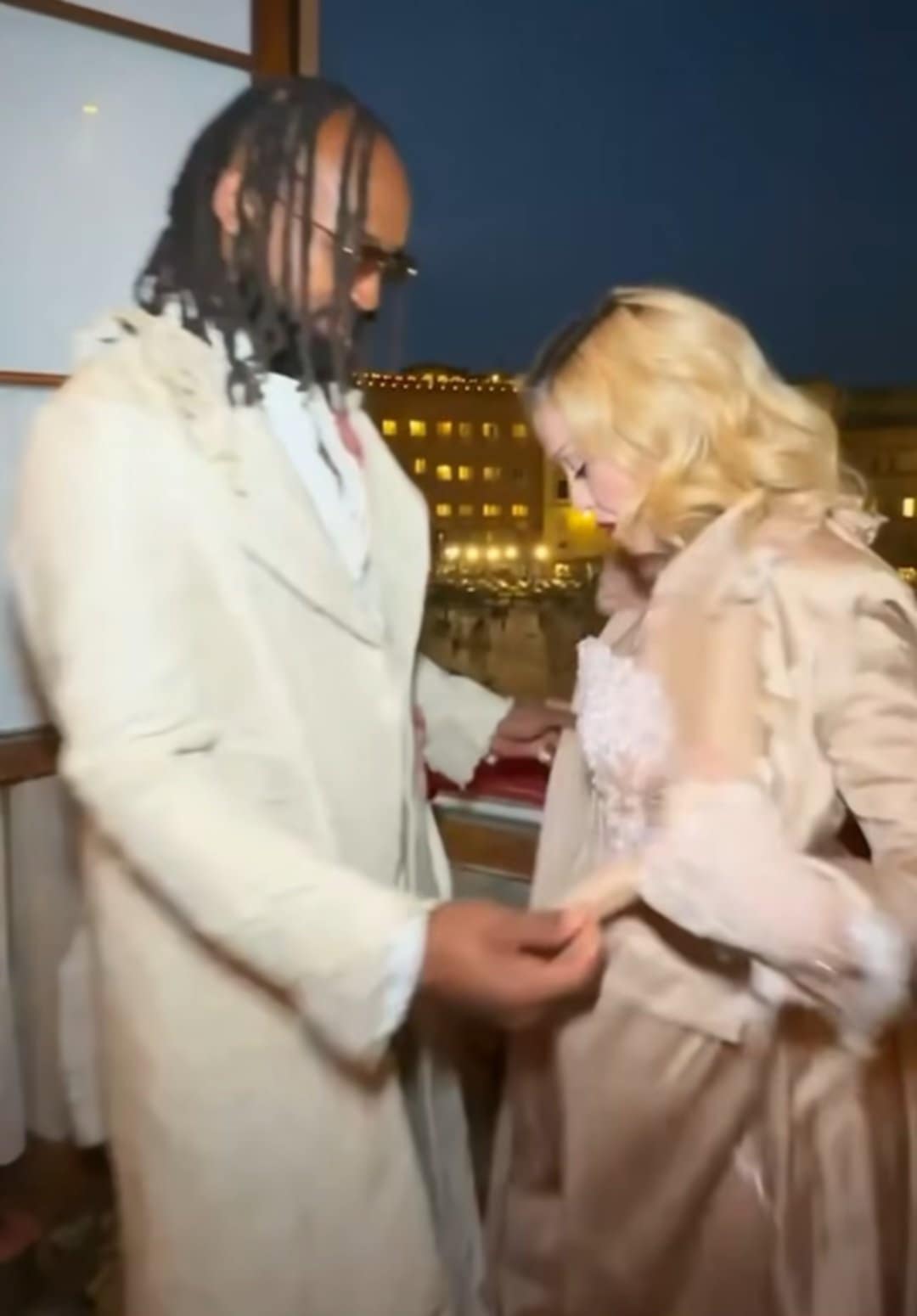 „Mąż, który zostanie opiekunem”. Widzowie potępiają wybór Madonny.