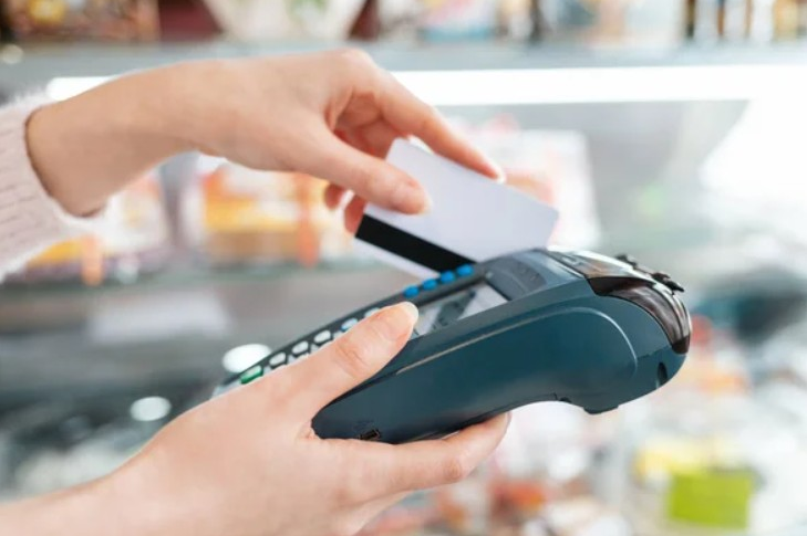 Arogancka klientka skrytykowała mnie przy kasie, ale wkrótce otrzymała nieoczekiwaną lekcję uprzejmości.