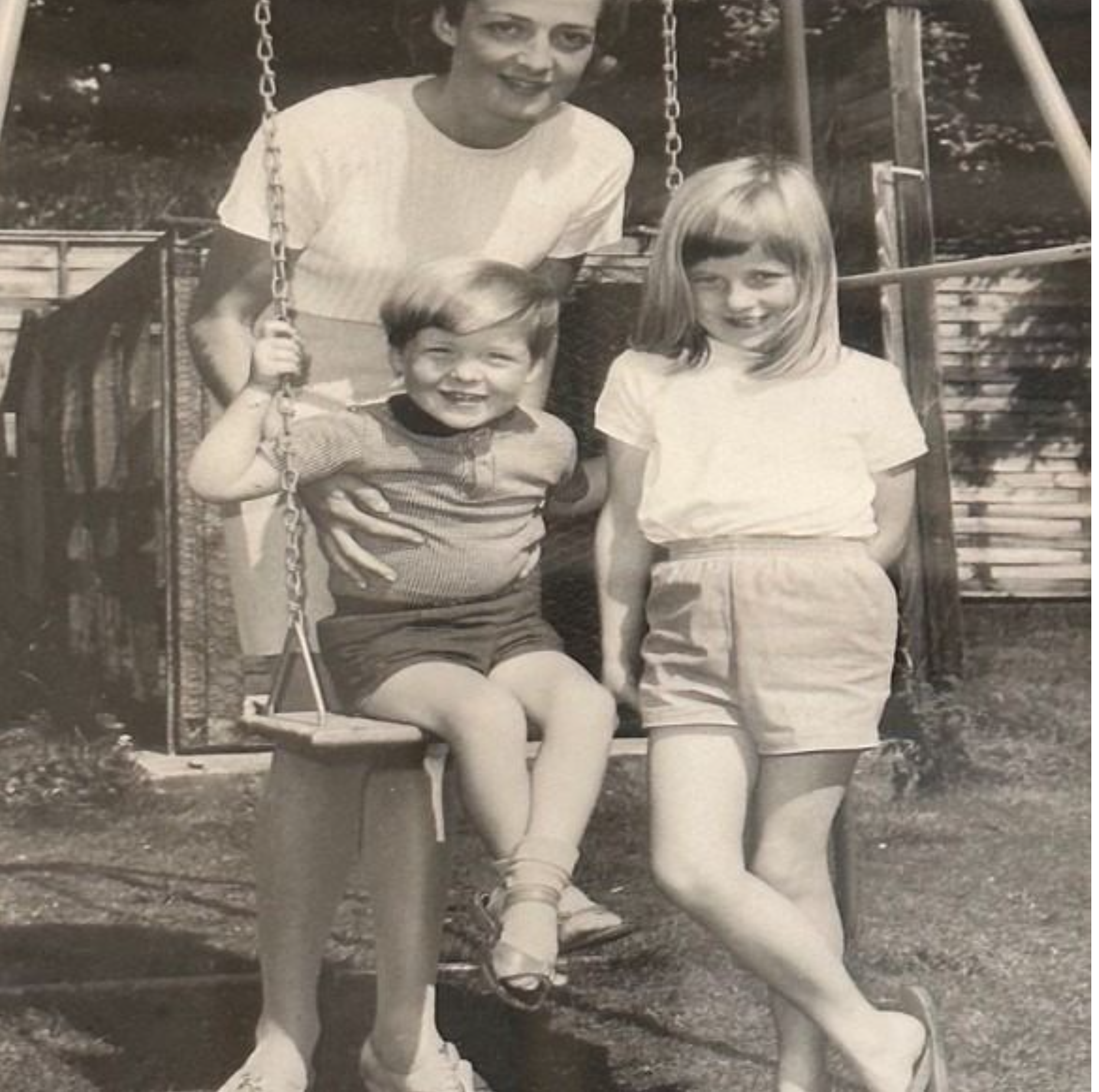 Podobieństwo księżnej Diany i księżniczki Charlotte jest uderzające. Spójrzcie na stare zdjęcie Charlesa Spencera.