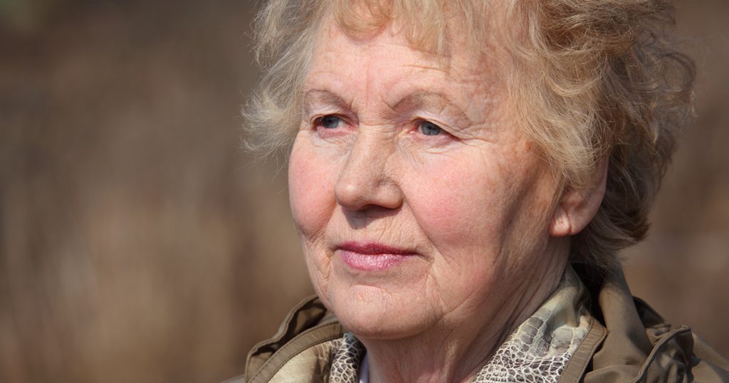 Nazywam się Daphne. Mam 78 lat. Mieszkam w małym ceglanym domku w Leeds w Anglii wraz z mężem Tomem. Od trzech lat jest on chory.