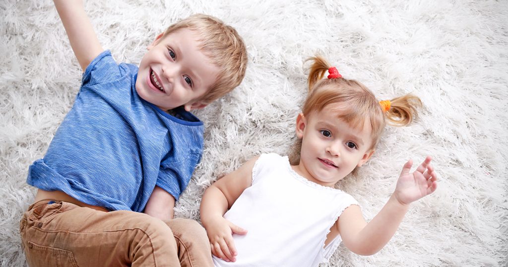 W dniu moich urodzin, kiedy telefony jej dzieci wylądowały w basenie, moja synowa nalegała, żebym je wymieniła, dopóki mój sąsiad nie interweniował i nie dał jej lekcji.