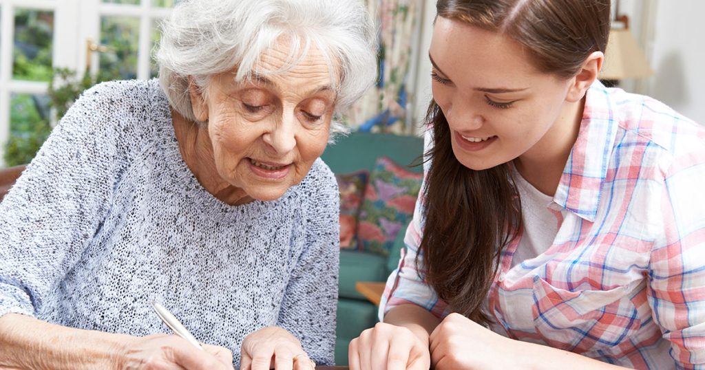 Opiekowałam się moją chorą mamą aż do jej ostatniego tchnienia, ale ona zostawiła wszystko mojej chciwej siostrze — tylko że to nie była cała prawda.