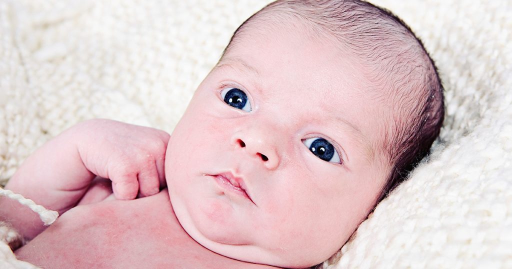 Znalazłem noworodka, płaczącego i porzuconego na ławce.