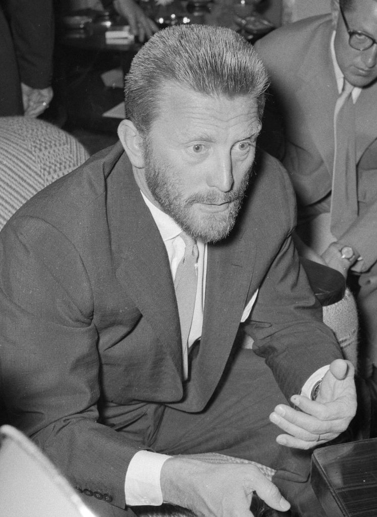 Kirk Douglas spędził życie pomagając tym, którzy najbardziej tego potrzebowali, wraz ze swoją kochającą żoną.