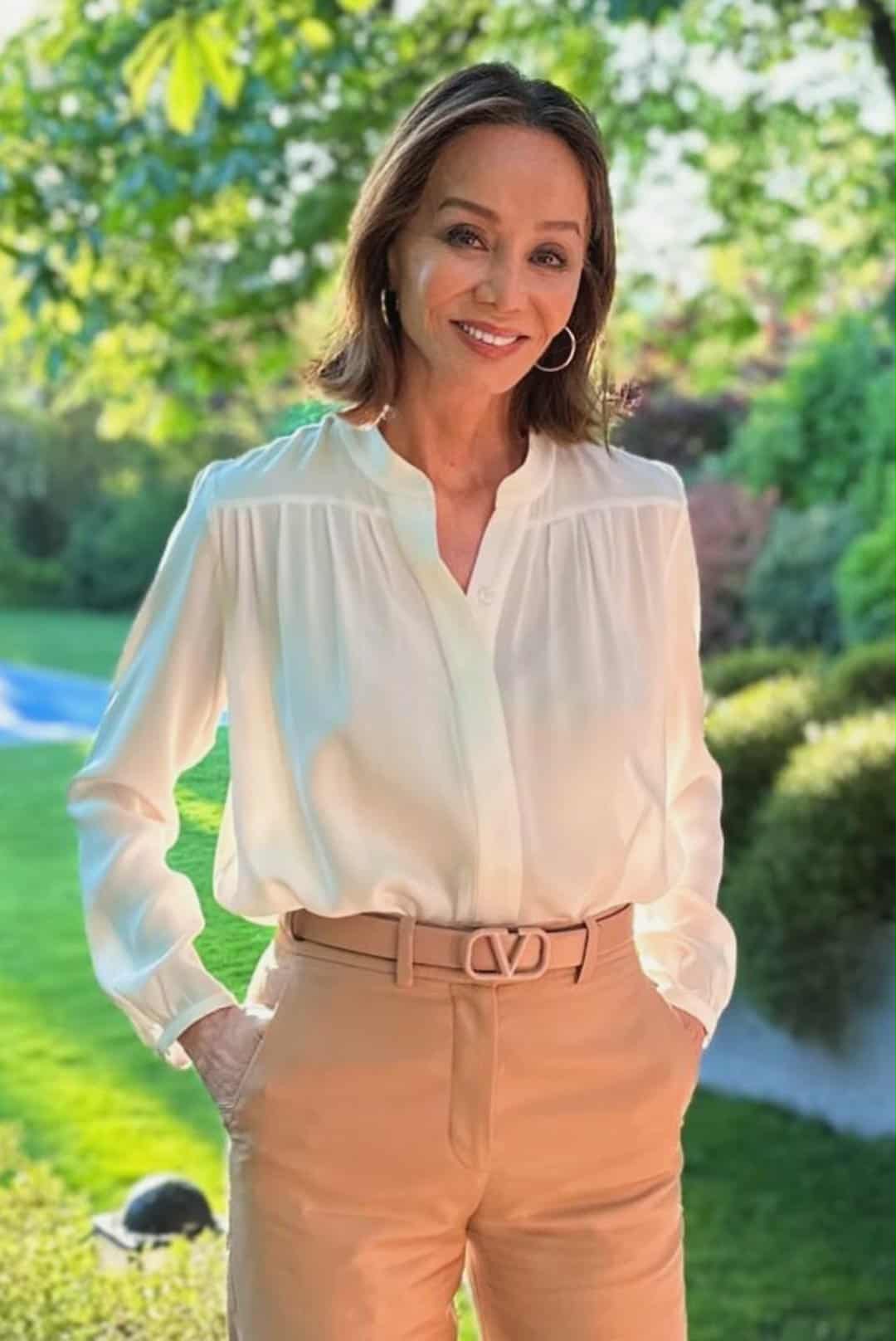 74-letnia matka Iglesiasa pojawiła się publicznie w czerwonej sukience z odkrytymi ramionami i trzeba to zobaczyć.