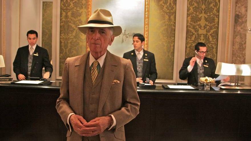 Farmer wszedł do hotelu, recepcjonistka przywitała go wyniośle.