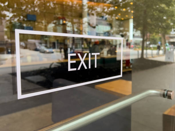 Moja żona zostawiła mnie i nasze dzieci po tym, jak straciłem pracę — dwa lata później przypadkowo spotkałem ją w kawiarni, a ona była we łzach.