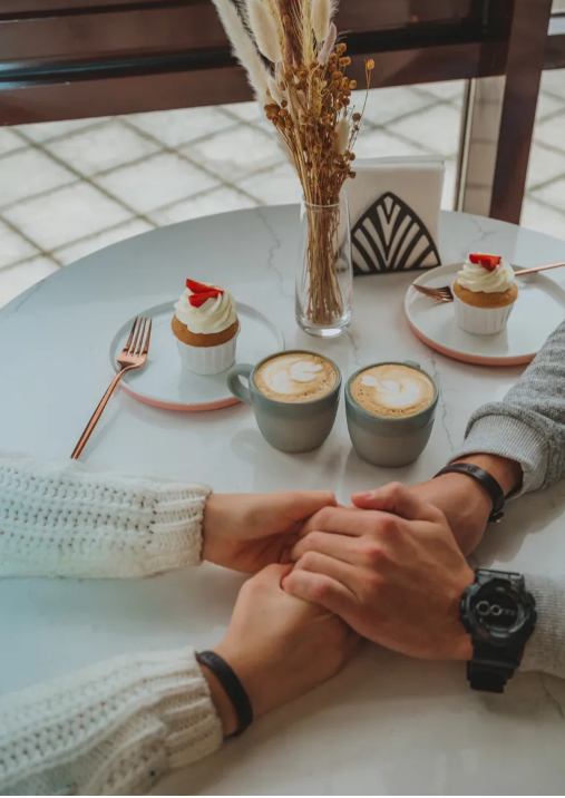 Dzień po tym, jak mój narzeczony zniknął z naszego ślubu, zobaczyłam go podpisującego dokumenty w biurze mojego ojca.