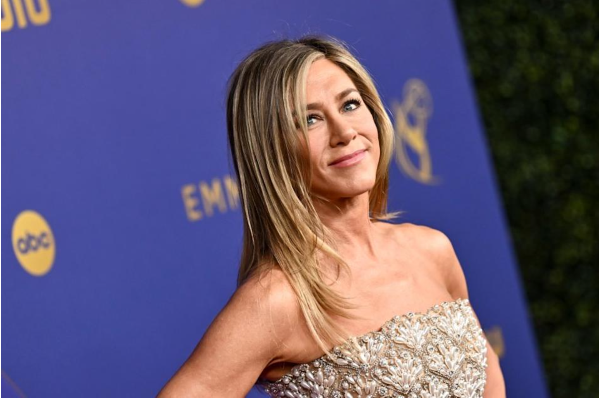 Rezygnując ze swojego minimalistycznego, ale luksusowego stylu ubierania się, Jennifer Aniston zaskoczyła fanów nagłą zmianą wizerunku. Jasna i wspaniała Jennifer sprawiła, że wszyscy wykrzyknęli: „Czy to prawdziwa księżniczka?”.
