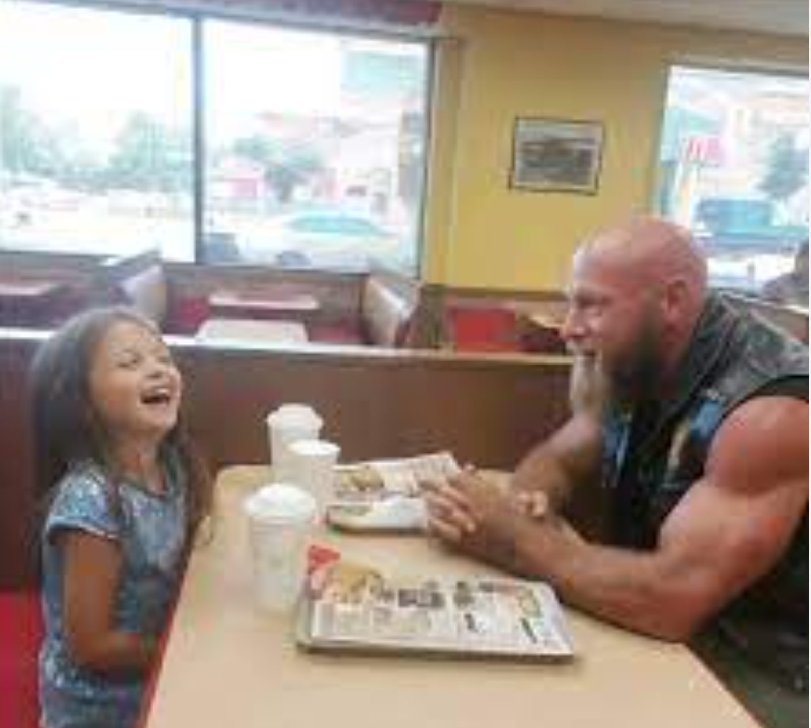 Żołnierz zauważył małą dziewczynkę piszącą „POMÓŻCIE” na swoim stole — po chwili cała stołówka zamarła.