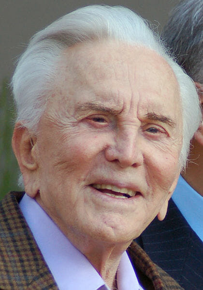 Kirk Douglas spędził życie pomagając tym, którzy najbardziej tego potrzebowali, wraz ze swoją kochającą żoną.