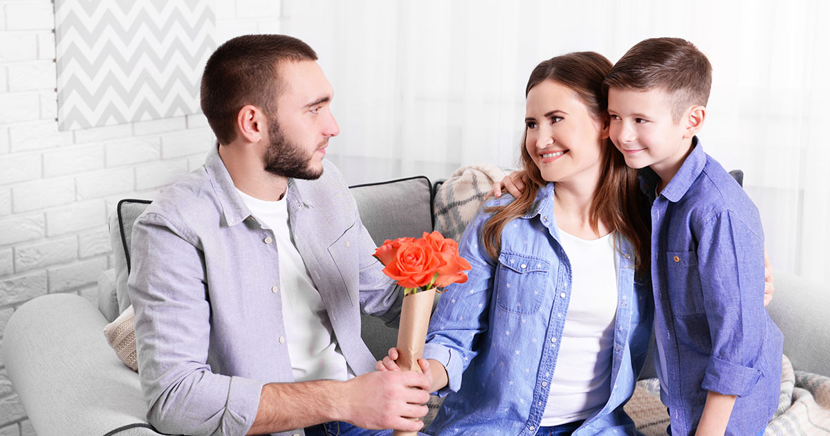 Milioner spotkał swoją byłą sprzątaczkę z bliźniakami na lotnisku – prawda zmieniła wszystko...