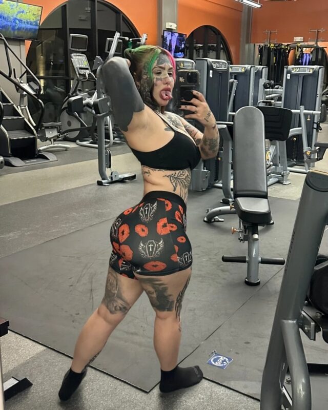 Od jednego tatuażu do zupełnie innego wizerunku. Decyzje, które radykalnie zmieniły wygląd tej dziewczyny.