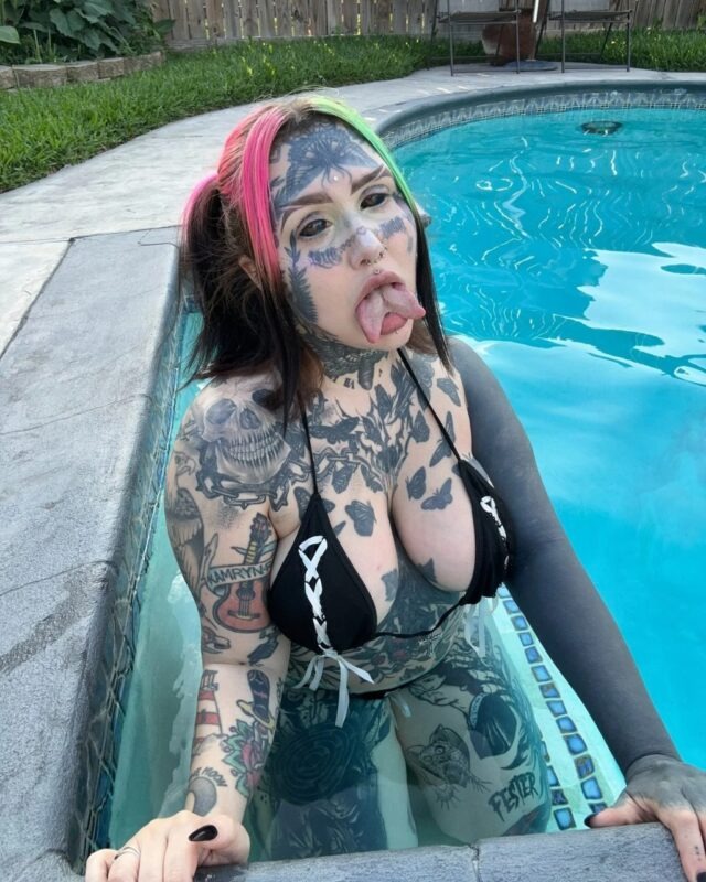 Od jednego tatuażu do zupełnie innego wizerunku. Decyzje, które radykalnie zmieniły wygląd tej dziewczyny.