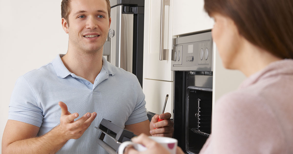 „Czy mogę posprzątać twój dom w zamian za talerz jedzenia?” – ale kiedy milioner ją zobaczył, oniemiał.