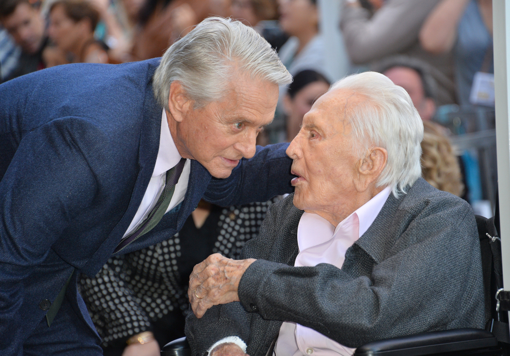 Kirk Douglas spędził życie pomagając tym, którzy najbardziej tego potrzebowali, wraz ze swoją kochającą żoną.