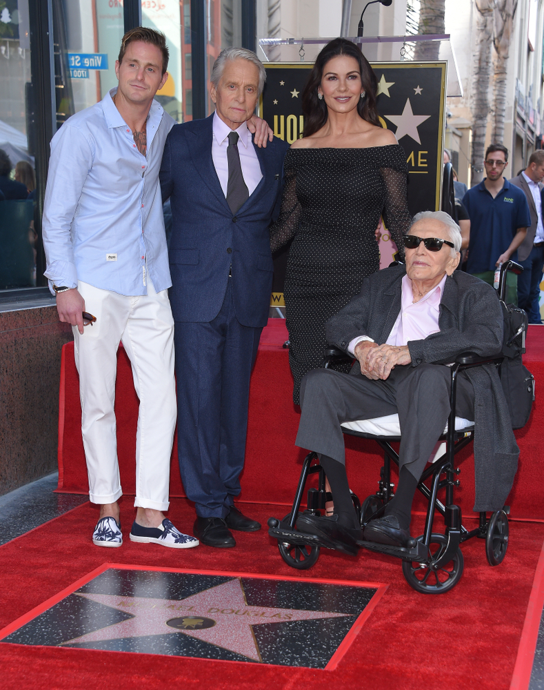 Kirk Douglas spędził życie pomagając tym, którzy najbardziej tego potrzebowali, wraz ze swoją kochającą żoną.