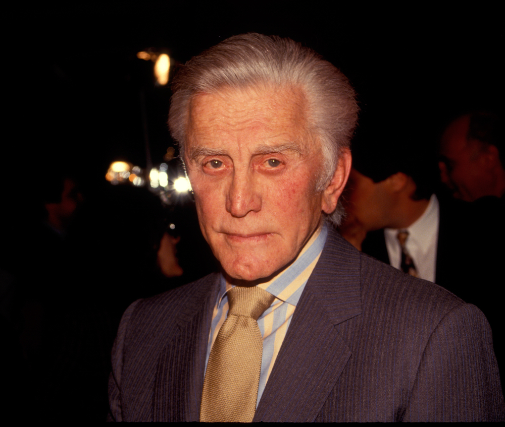 Kirk Douglas spędził życie pomagając tym, którzy najbardziej tego potrzebowali, wraz ze swoją kochającą żoną.