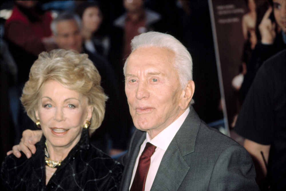Kirk Douglas spędził życie pomagając tym, którzy najbardziej tego potrzebowali, wraz ze swoją kochającą żoną.