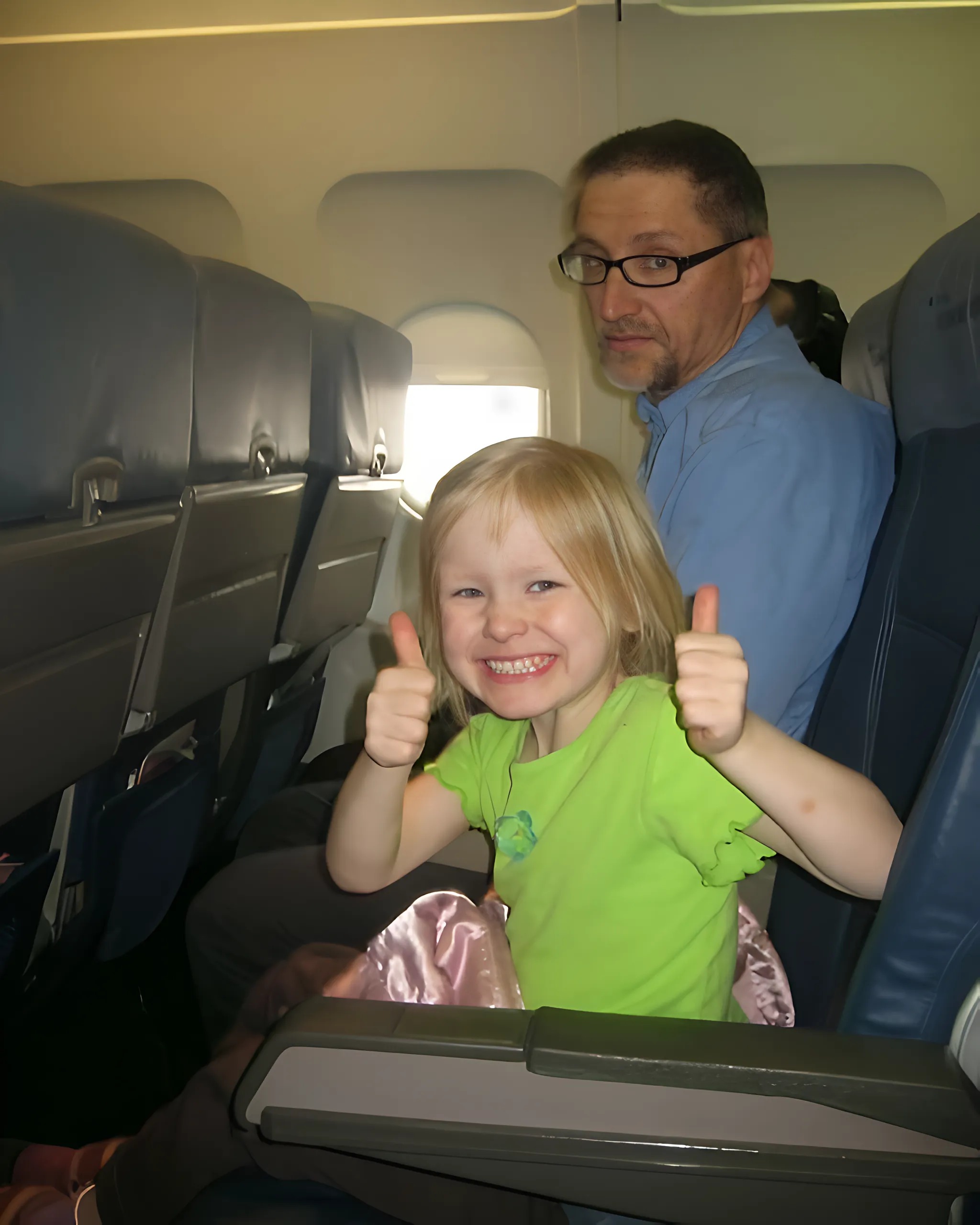 Zostawiono mnie samą z trzema płaczącymi niemowlętami w samolocie — a potem pilot zrobił coś, czego nigdy nie zapomnę.