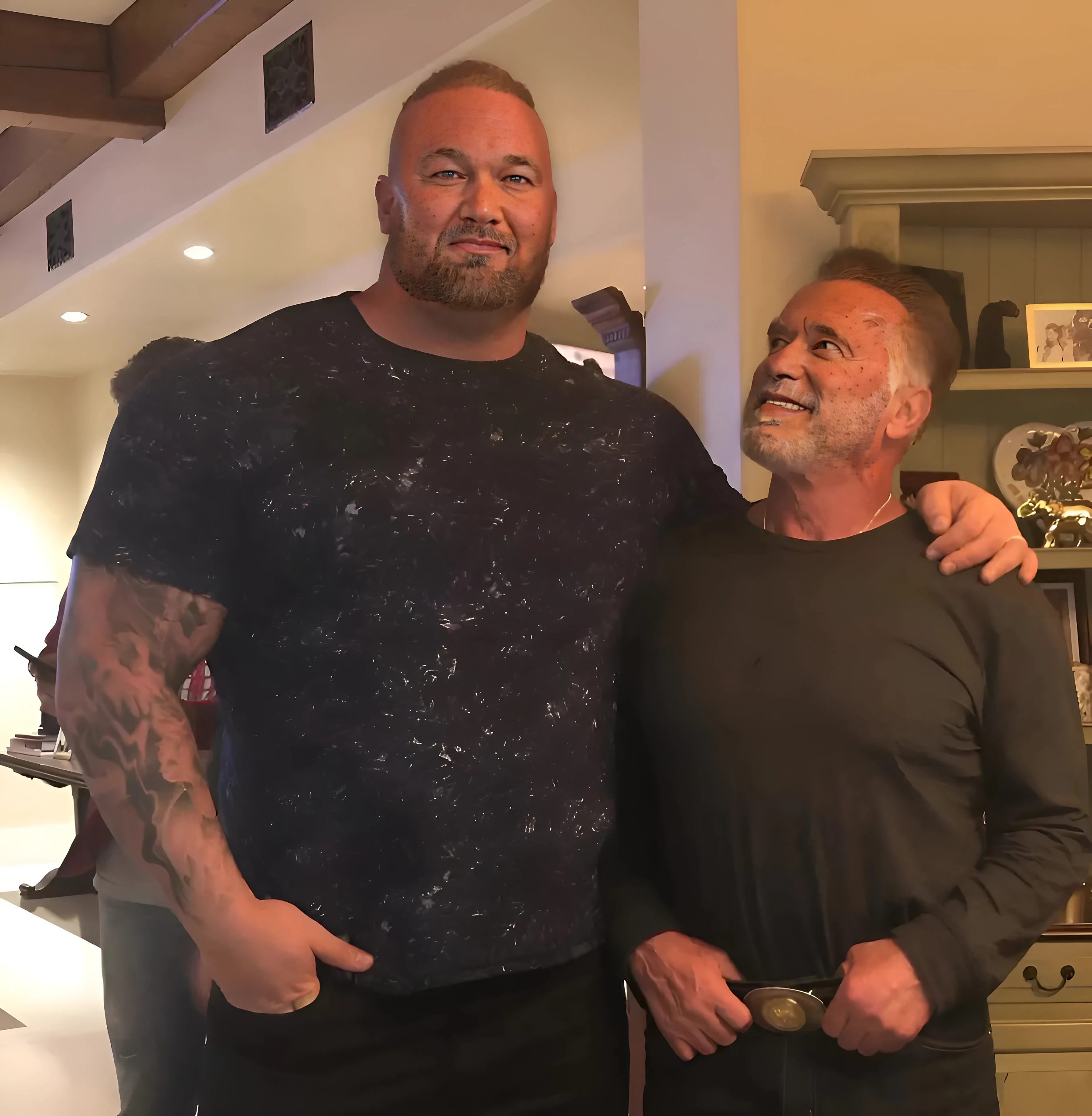 On ma ponad dwa metry wzrostu, a ona 157 cm. Rozpoznaliście tę gwiazdorską parę?