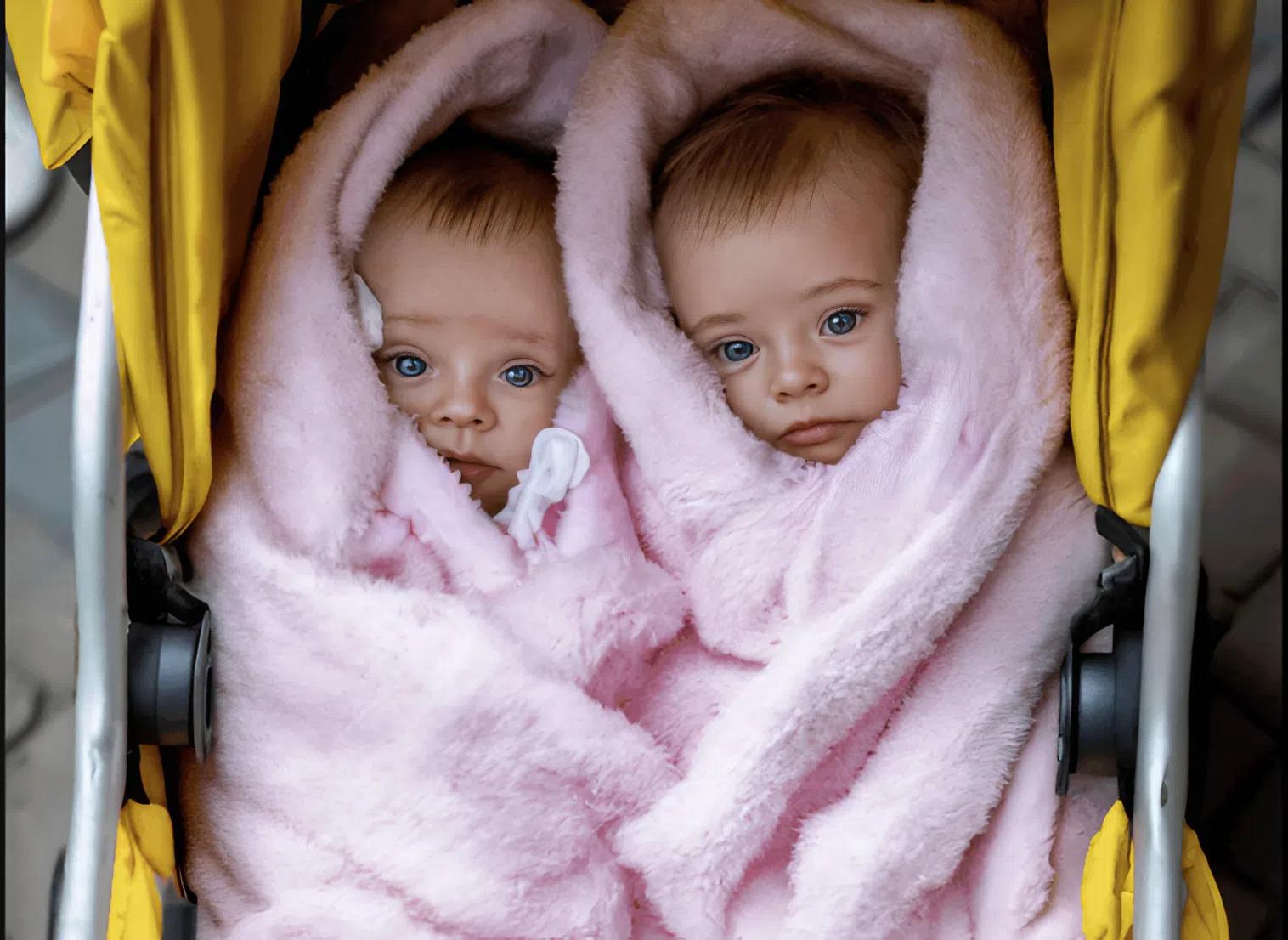 WRÓCIŁAM DO DOMU Z NOWO NARODZONYMI BLIŹNIĘTAMI I ODKRYŁAM, ŻE ZAMKI ZOSTAŁY WYMIENIONE, RZECZY WYRZUCONE, A NA MNIE CZEKAŁA ZAPISKA.