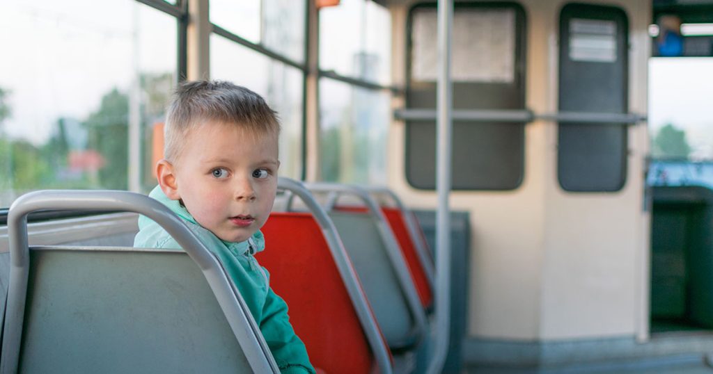 Chłopiec wszedł do wagonu bez butów. To, co zrobił nieznajomy minutę później, wstrząsnęło wszystkimi pasażerami.