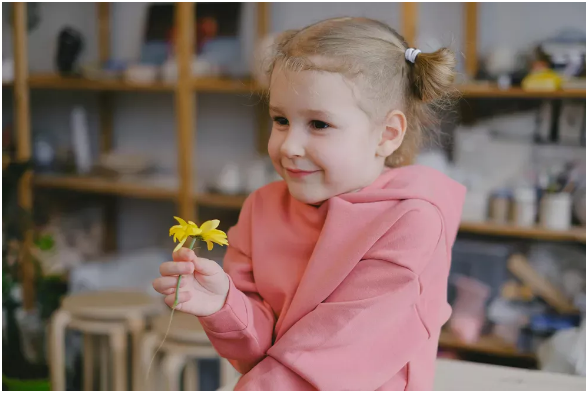 Adoptowaliśmy 4-letnią dziewczynkę – miesiąc później podeszła do mnie i powiedziała: „Mamo, nie ufaj tacie”.