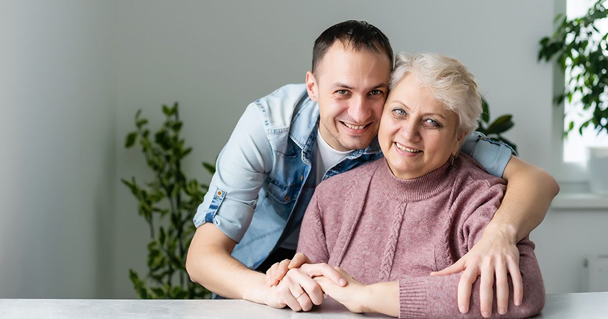 70-letnia matka przyszła do syna po pieniądze na leczenie. Dał jej tylko paczkę makaronu i grzecznie się pożegnał. Ale w domu, po otwarciu paczki, była wstrząśnięta...