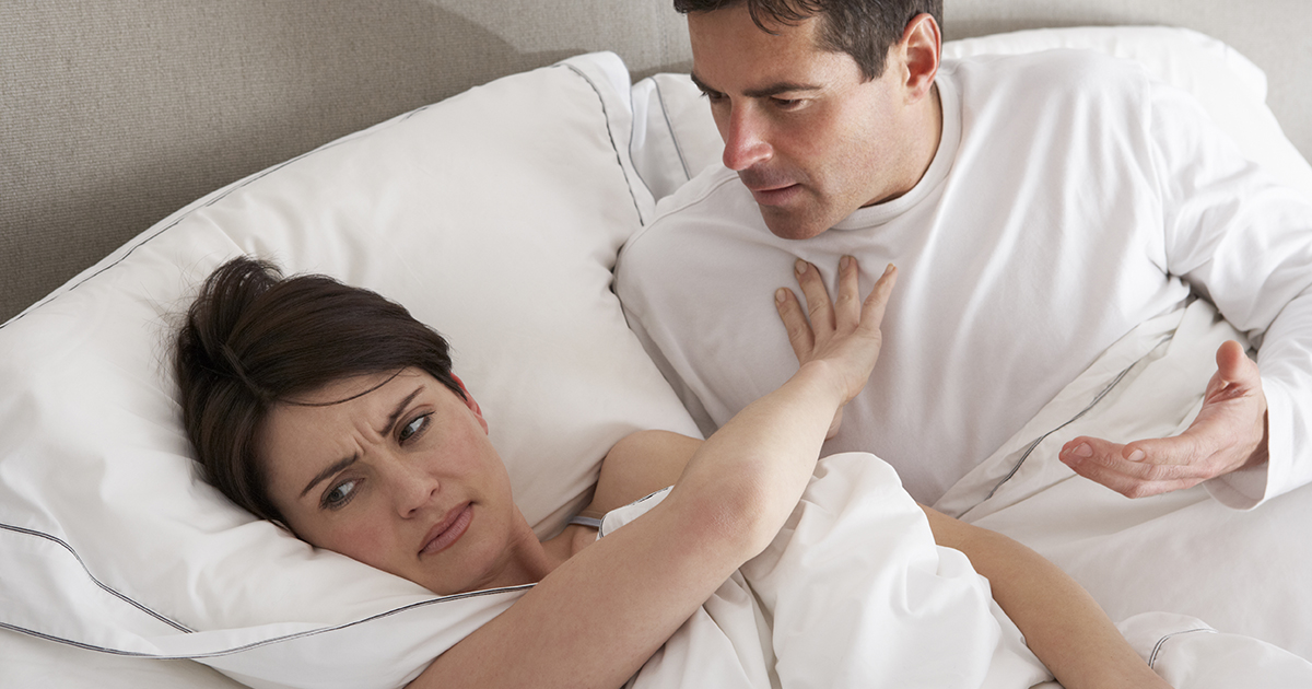 Zainstalowałam ukrytą kamerę w salonie, aby zdemaskować zdradę męża, ale to, co odkryłam, całkowicie mnie załamało.