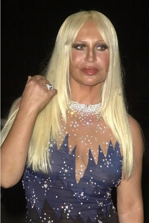 „Trudno w to uwierzyć, ale była piękna”: jak wyglądała włoska projektantka mody Donatella Versace przed operacją plastyczną?