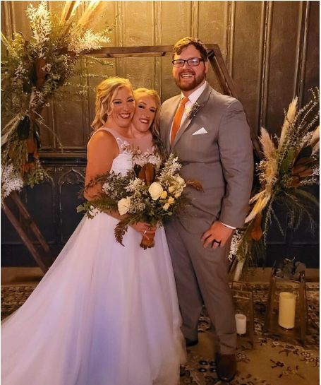 Życie intymne jednej z sióstr zawsze odbywa się w obecności jej bliźniaczki...