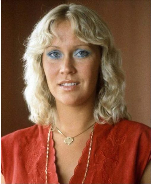 Ta 74-letnia babcia była ikoną stylu. Rozpoznajecie ją?