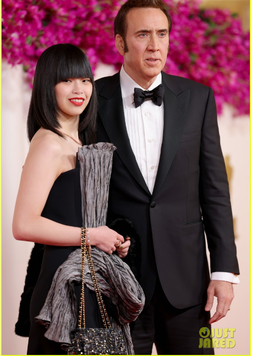 60-letni zdobywca Oscara Nicolas Cage kupił swojej japońskiej żonie Riko Shibata 29 willi w Las Vegas za 36 milionów dolarów, ponieważ chciał, aby pozostała w Stanach Zjednoczonych i mieszkała z nim oraz jego 33-letnim synem.