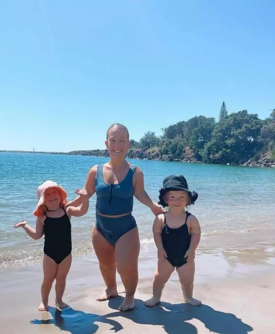 „Tylko najmłodszy nie ma żadnych cech szczególnych”: mama mierząca 127 cm pochwaliła się trójką swoich dzieci.