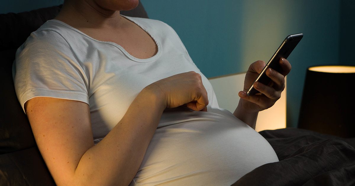 Wyrzucona z domu w wieku czternastu lat z powodu ciąży — jej powrót wzruszył rodzinę do łez.