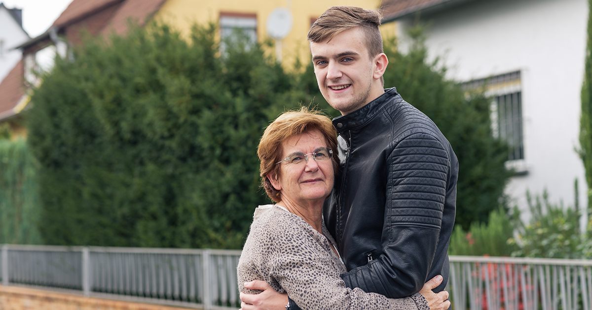 70-letnia matka przyszła do syna po pieniądze na leczenie. Dał jej tylko paczkę makaronu i grzecznie się pożegnał. Ale w domu, po otwarciu paczki, była wstrząśnięta...