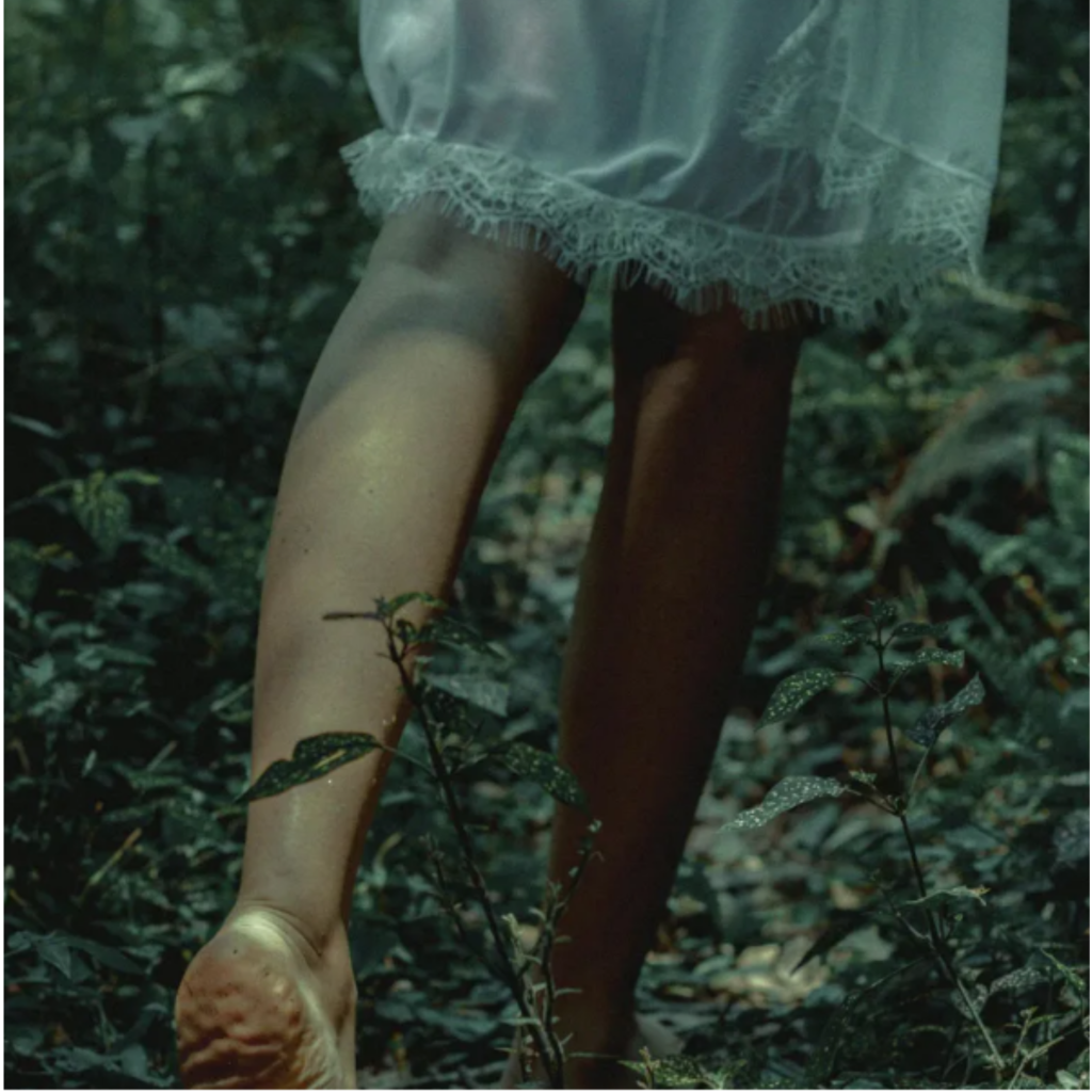 Zauważyłem, że moja córka codziennie biegnie do lasu i postanowiłem ją śledzić — to, co odkryłem, pozbawiło mnie mowy.